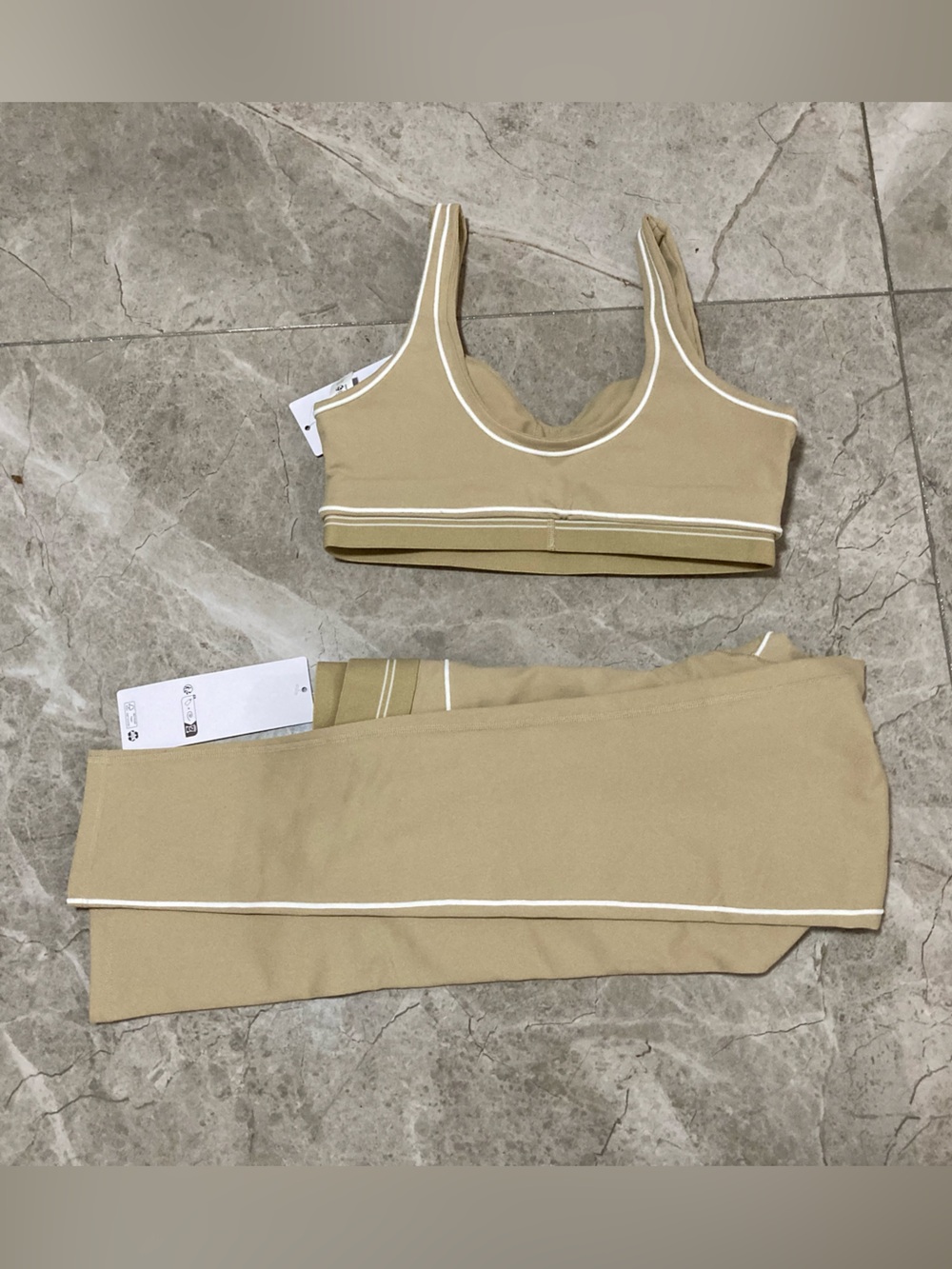ALO Yoga momen’sTan Leggings and Crop Top Set with White Trim - Picture 5 of 5